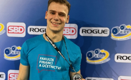 Student Tomáš Vrba reprezentoval FFÚ na poháru univerzit v  silovém trojboji